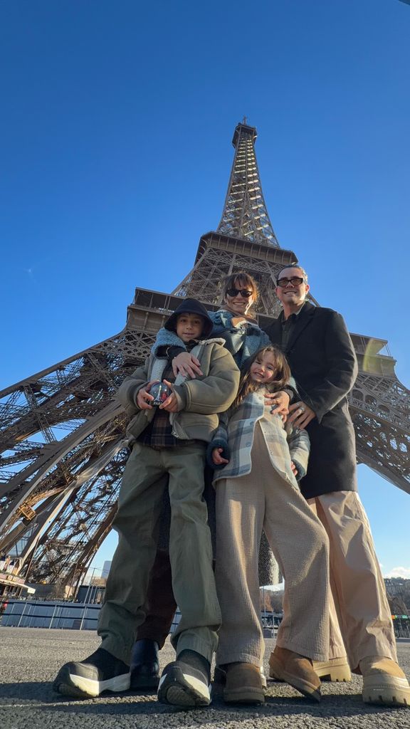 Tania Rincón y su familia, de visita en la Torre Eiffel.