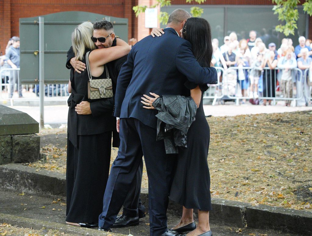 La emoción ha sido visible entre los seres queridos de Bonnie Tyler, que se han abrazado a las puertas del templo antes de comenzar la ceremonia