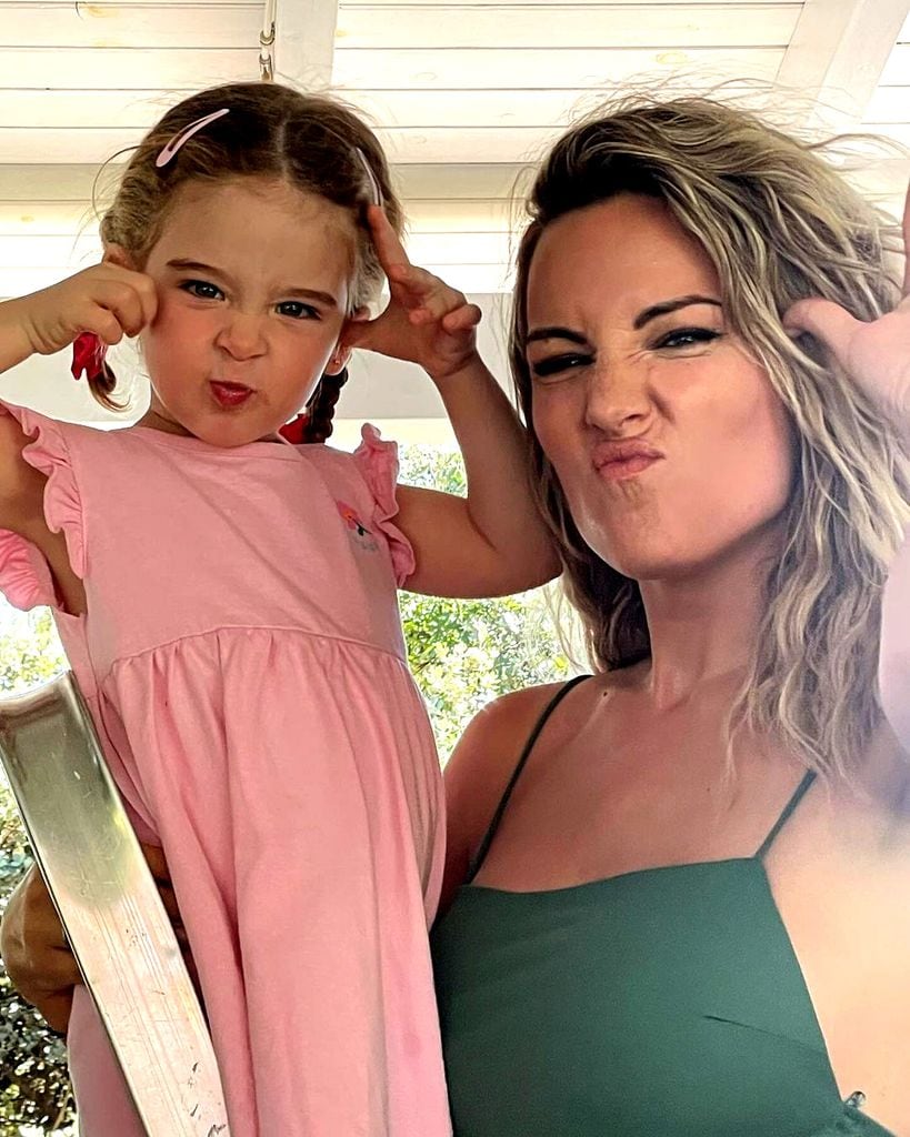 Plano medio de Edurne posando graciosa con su hija Yanay