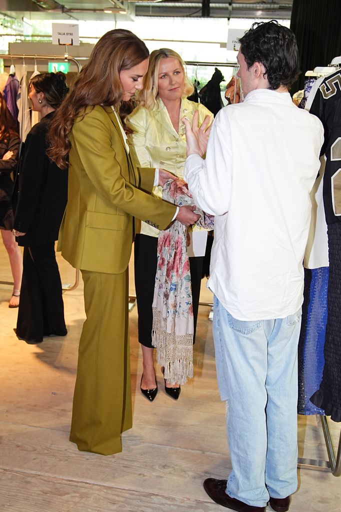 Kate MIddleton lleva un traje verde oliva de Victoria Beckham