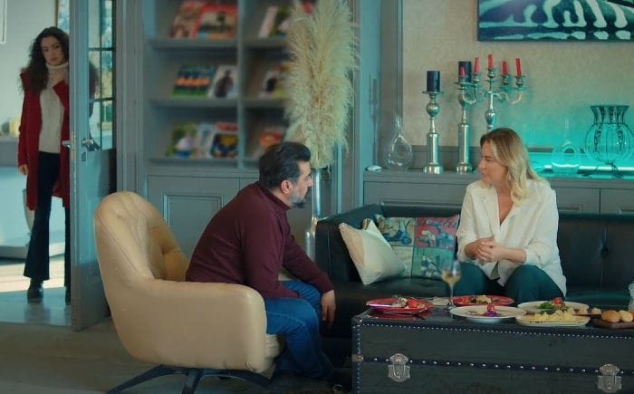 Asiye descubre el secreto que ocultan Akif y Sevval sobre la señora Sevgi en 'Hermanos'