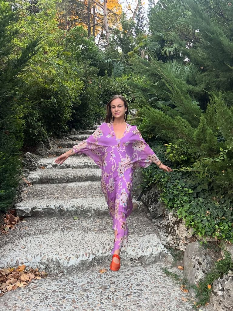 Amelia Windsor, la prima del príncipe Guillermo, lleva la moda española a Inglaterra y sorprende con un vestido vaporoso de una firma madrileña
