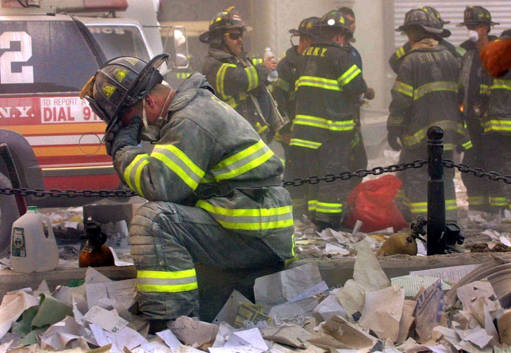 El bombero Gerard McGibbon, del Engine 283 de Brooklyn, reza tras el derrumbe de las Torres Gemelas