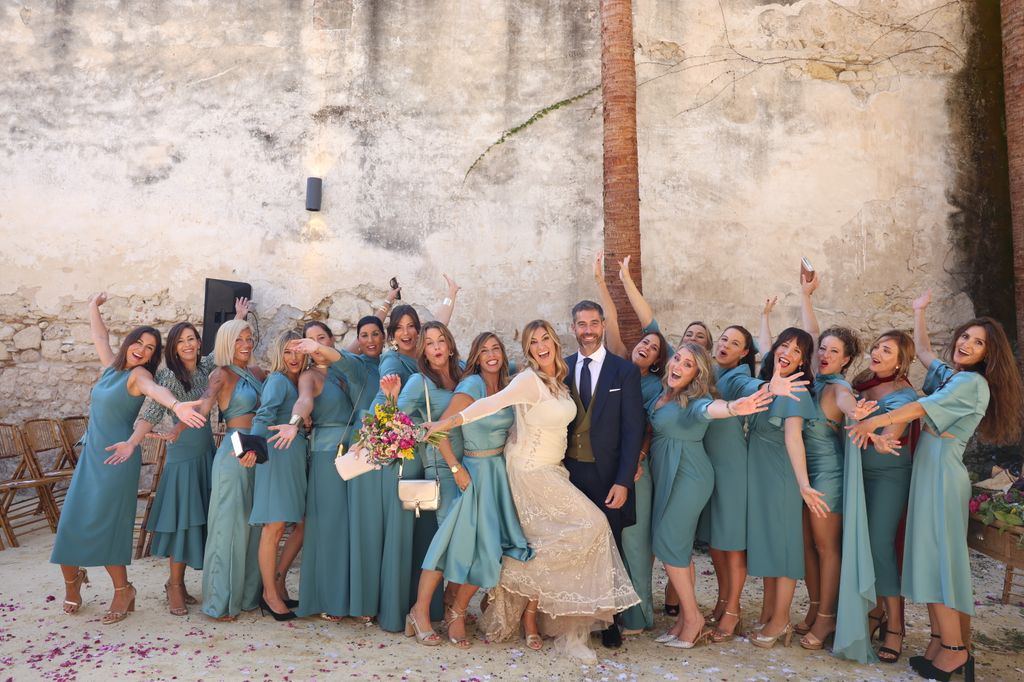 Pablo Ojeda y Esther García con las damas de honor de la novia