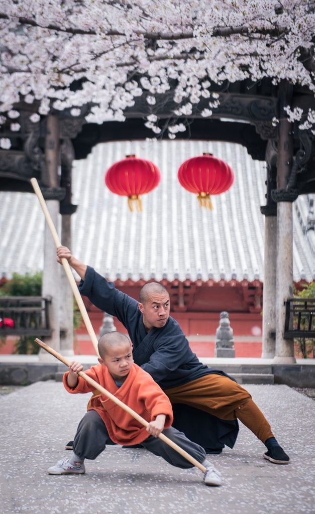 Un monje y un niño practicando Kung Fu en el templo Shaolin