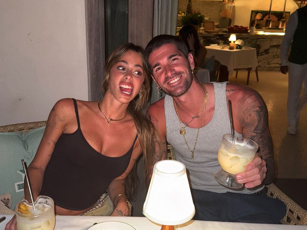 Tini compartió lindos recuerdos junto a su hoy prometido.