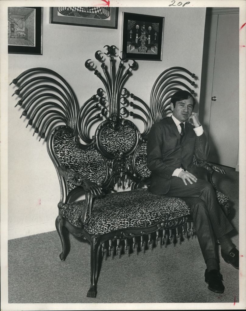 En la fotografía aparece Pedro Friedeberg en un sillón victoriano que decoró con 37 manos, 12 lunas y dos manos estiradas como reposabrazos.