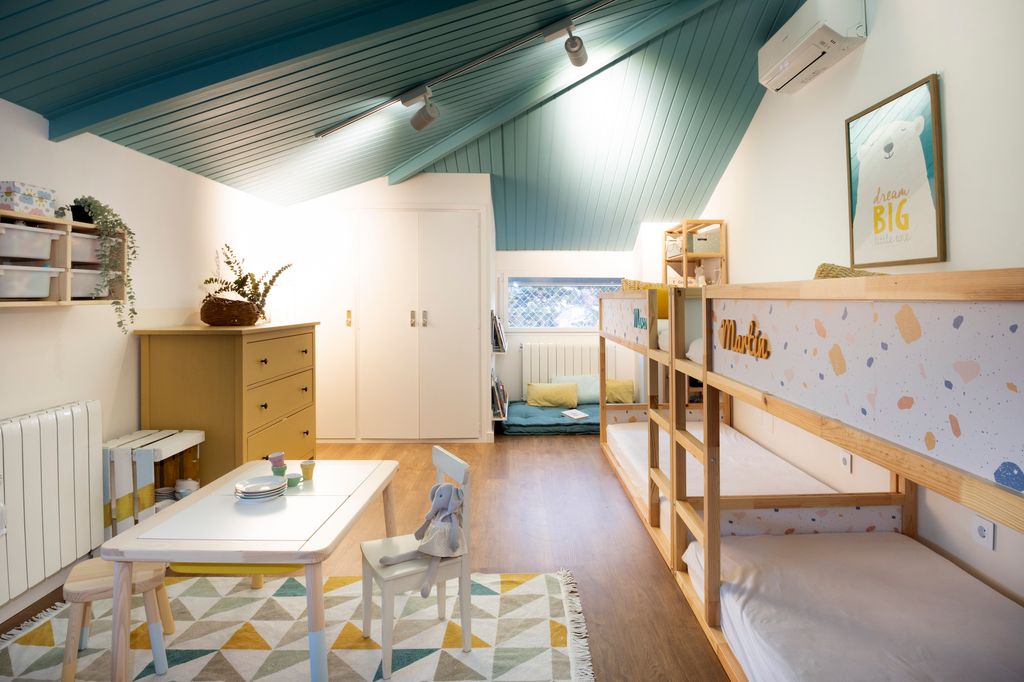Dormitorio infantil con alfombra.