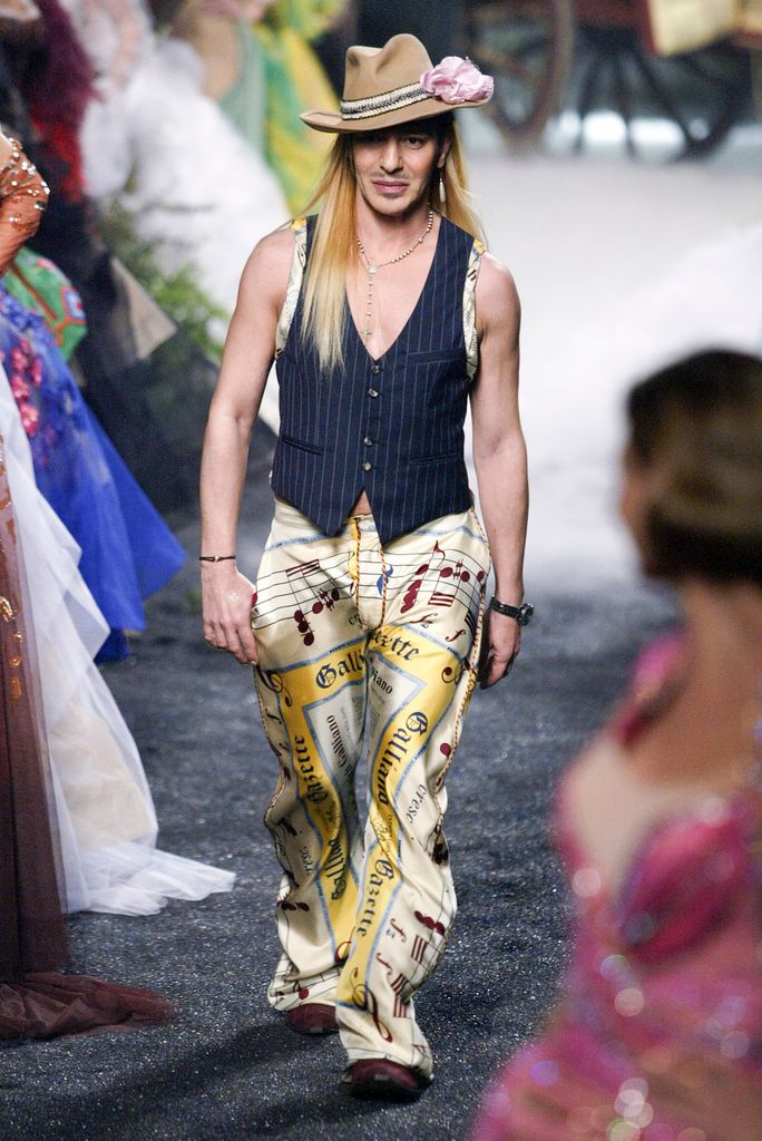 A través de un comunicado oficial, John Galliano ha anunciado la cancelación de su exhibición para la Met Gala 2027.
