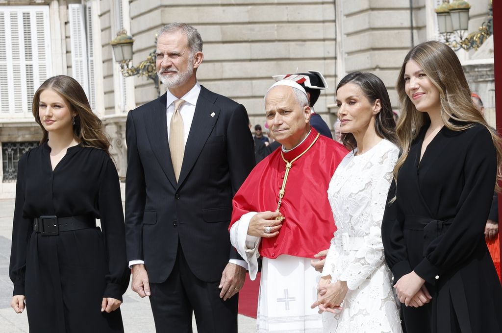 El papa León junto a los Reyes y sus hijas