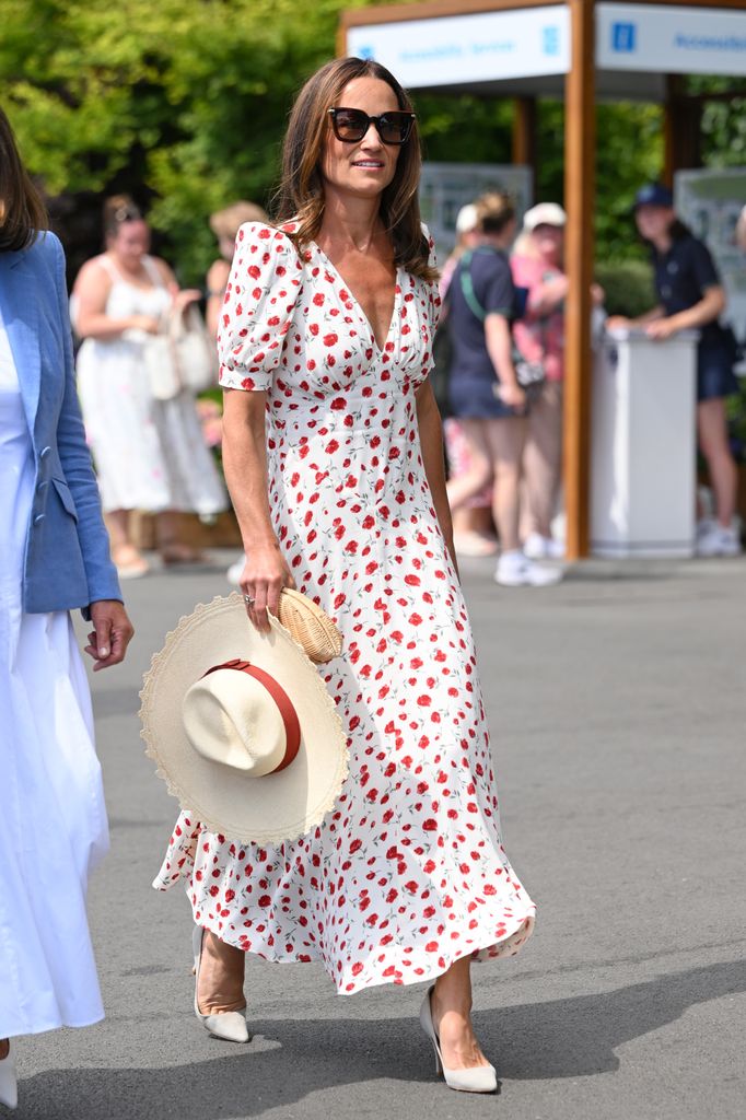 Pippa Middleton regresa a Wimbledon 2026 con un vestido blanco de flores.