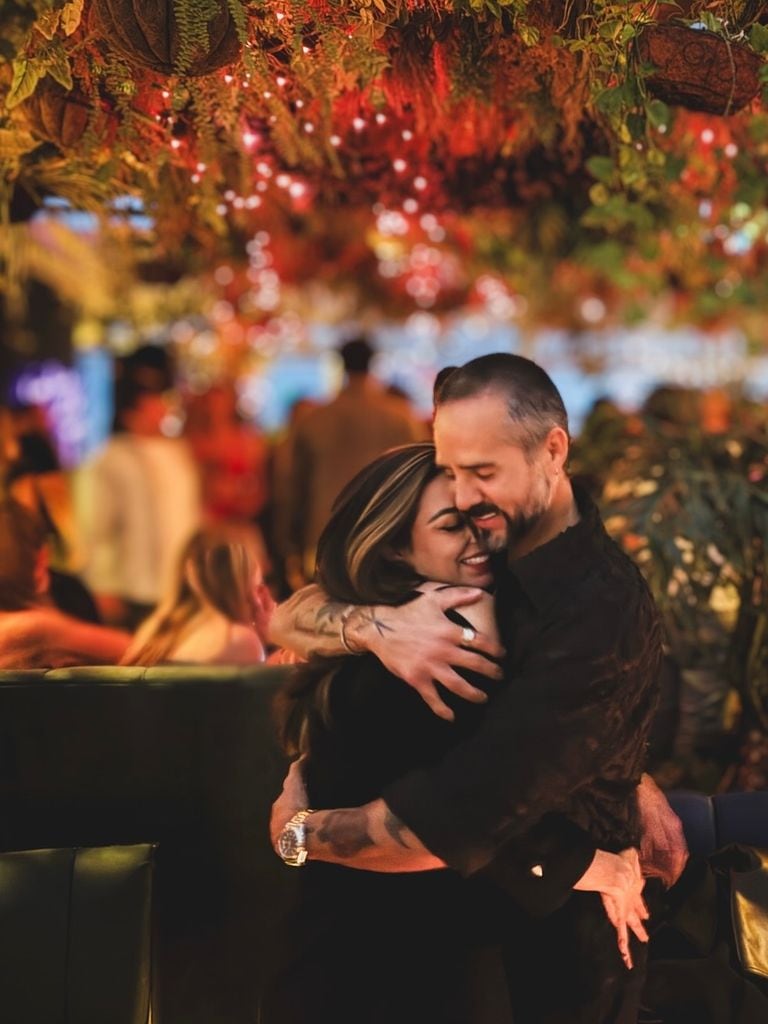 José Ron y su novia posaron para celebrar un mes más de noviazgo