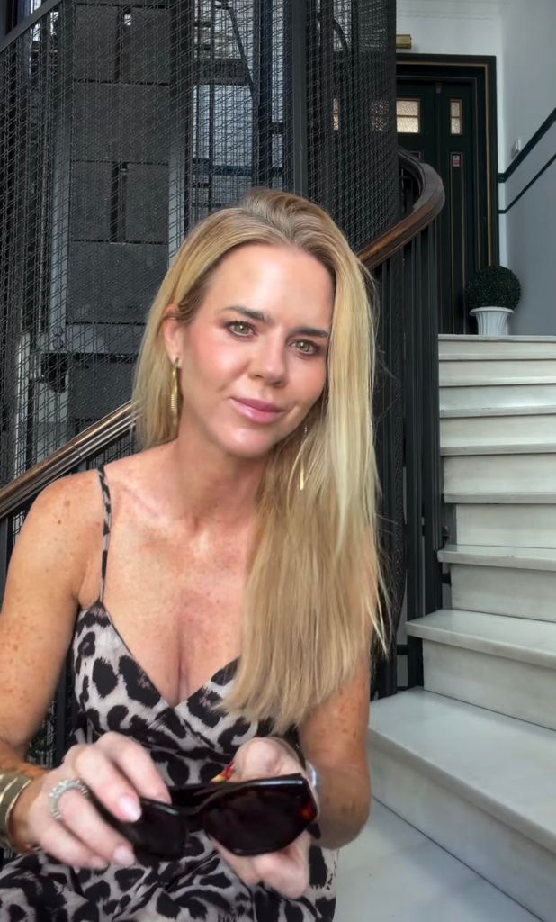 Amelia Bono con vestido de estampado de leopardo.