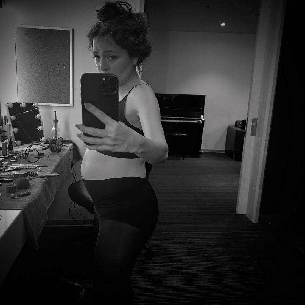 Natalia Lafourcade ya luce una pancita muy notoria 
