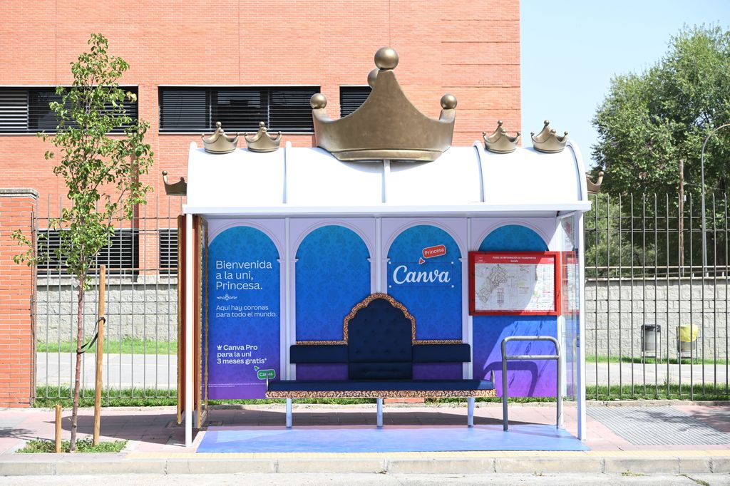 Asiento de terciopleo azul y coronas en su parte alta, así es la parada de autobús cercana a la facultad donde estudiará la princesa Leonor en Getafe (Madrid)
