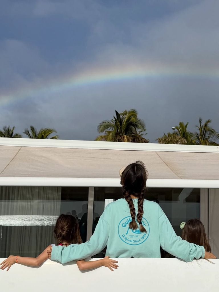 Ariadne disfruta con sus hijas 