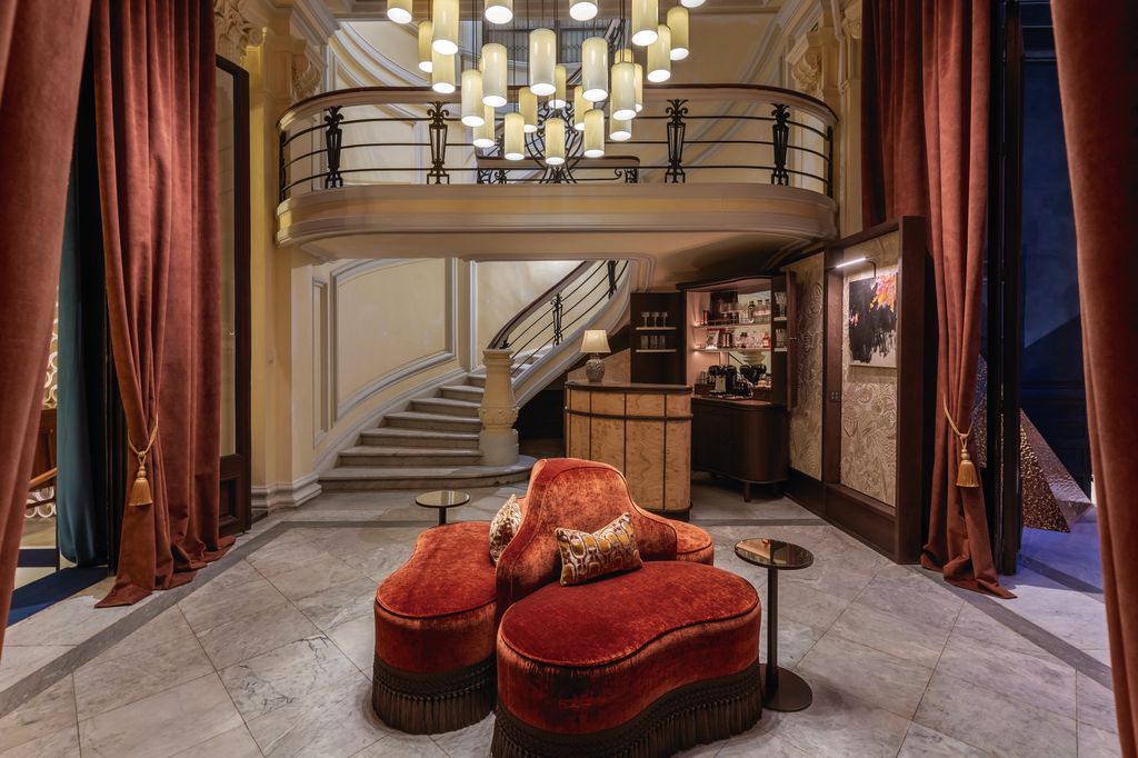 n la escalera del Palacio del Marqués de los Vélez y Conde de Niebla, en el Barrio de las Letras, el proyecto propone un interludio dentro del recorrido del edificio. Un lobby-bar que transforma el tránsito en pausa y recupera el espíritu de tertulia y vida intelectual del barrio, creando una atmósfera íntima, envolvente y cálida