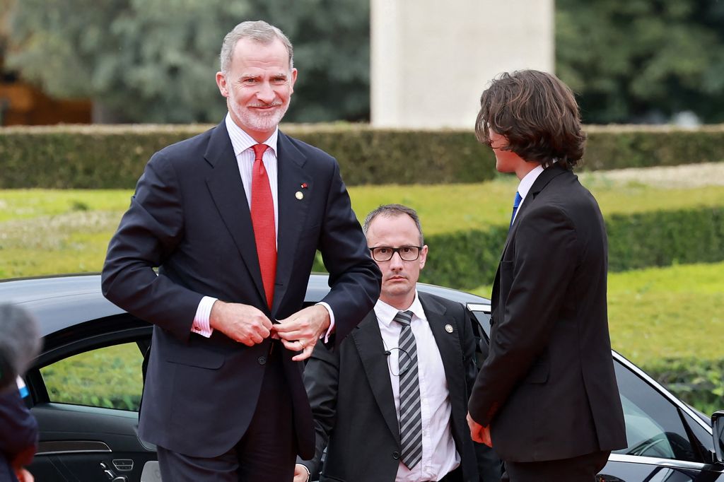 El rey Felipe, muy sonriente a su llegada a la cena del COI