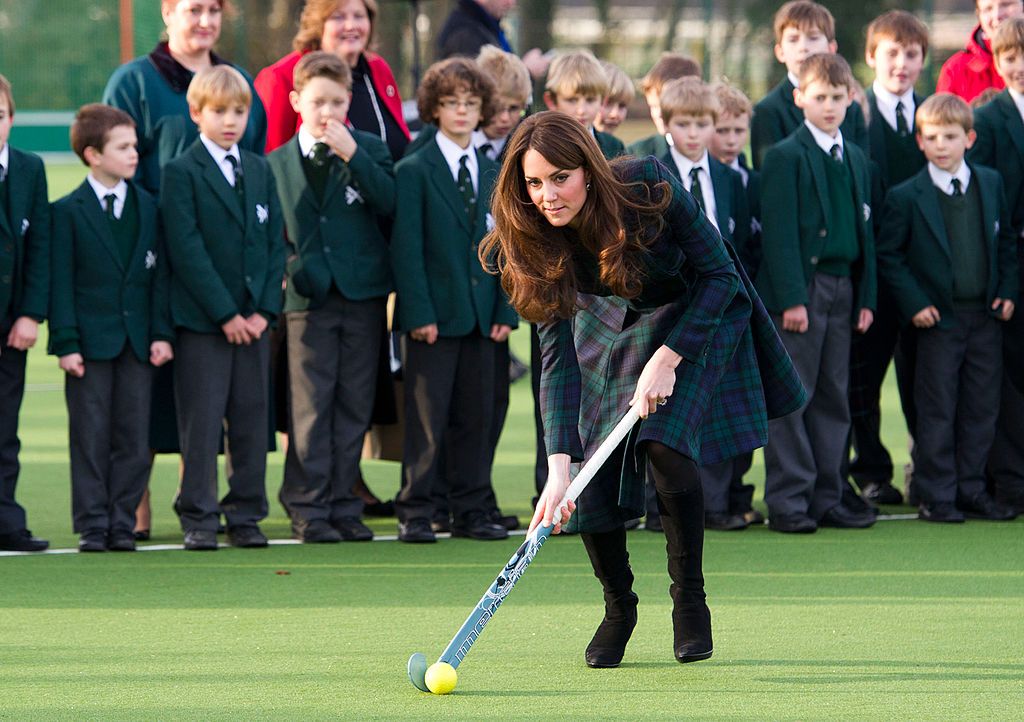 Durante su visita a su antiguo colegio en 2012, la entonces duquesa de Cambrigde jugó al hockey