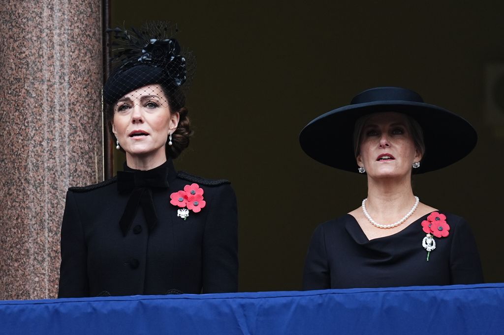 Plano medio de Kate Middleton y Sophie de Edimburgo desde el balcón real