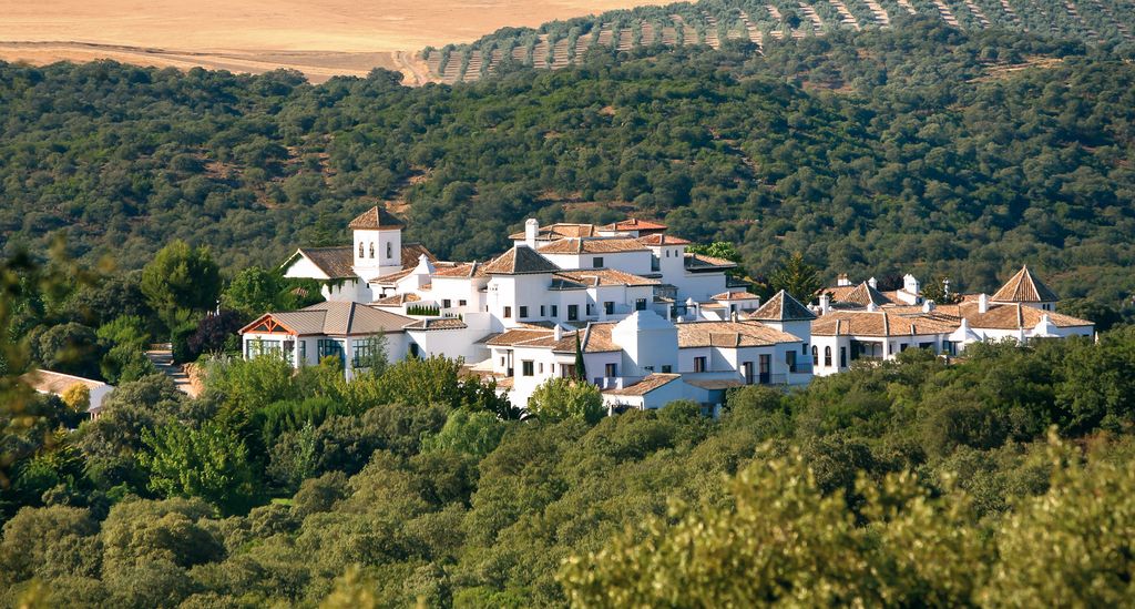 Hotel Finca La Bobadilla combina el encanto de un típico pueblo andaluz con instalaciones de lujo que la han posicionado entre los destinos más exclusivos de Europa.