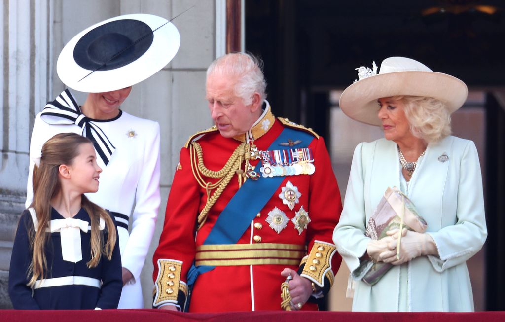 En el Trooping the Colour del 2024, la princesa Charlotte fue captada compartiendo una dulce conversación con el rey Carlos en el balcón del Palacio de Buckingham.