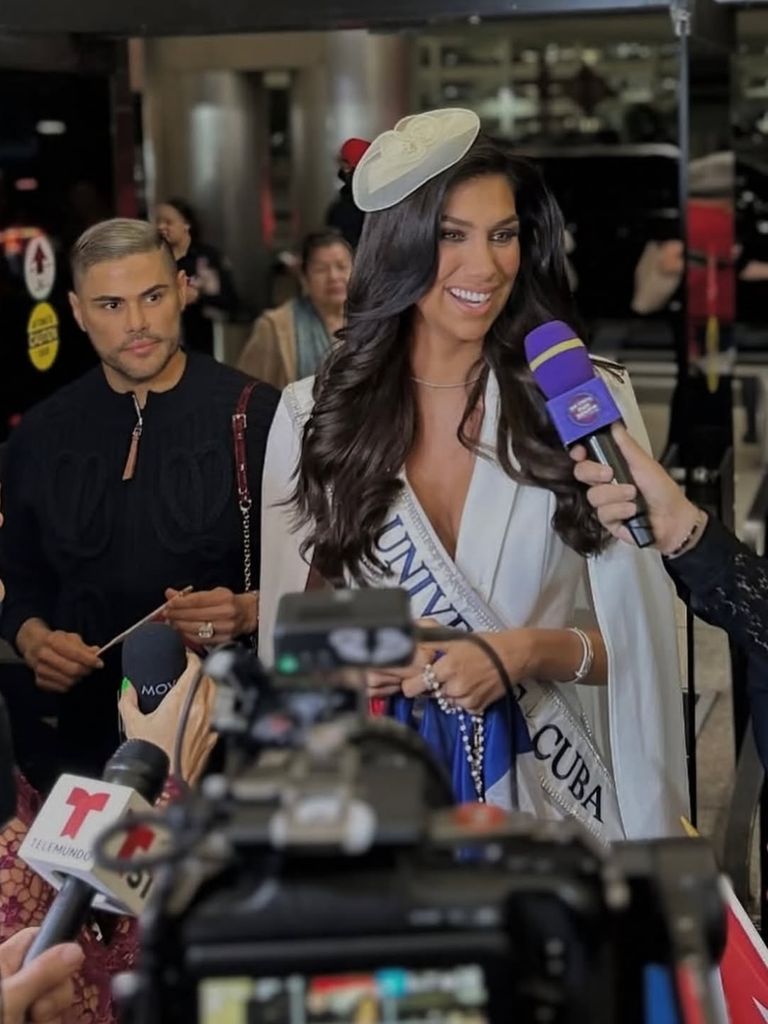 Lina Luaces en su despedida en el Aeropuerto Internacional de Miami
