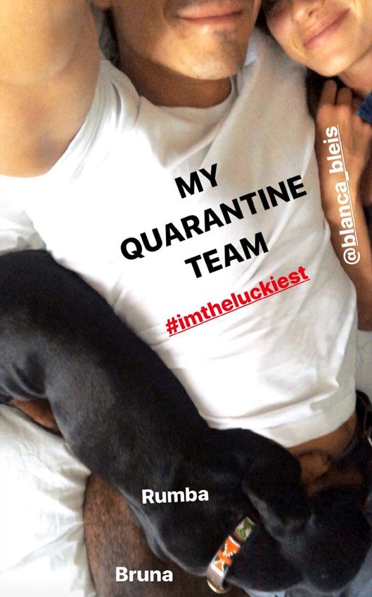 Álex González, en casa con su 'mejor equipo': su novia y sus mascotas