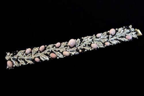 Catorce perlas de concha ovaladas y rosáceas, encastadas en una base de diamantes para recrear las líneas de una vid adornada con diminutos granos de esmalte negro, forman el exclusivo brazalete de Cartier que perteneció a la reina Victoria Eugenia, y que ahora, tras su venta en subasta, abandona la realeza española