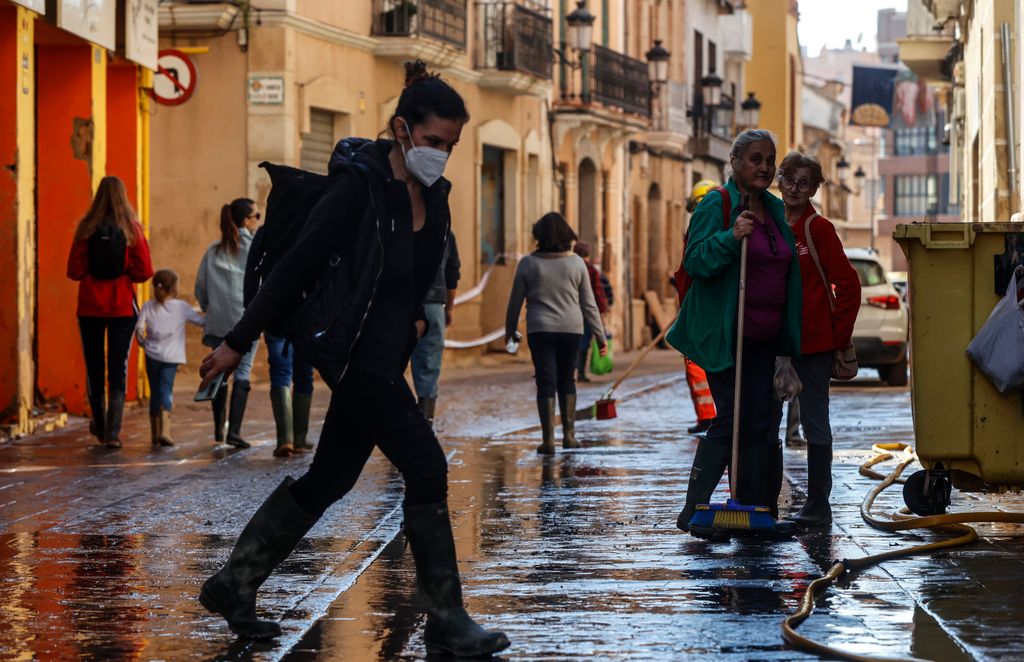Personas caminando por las calles de Paiporta tras la DANA