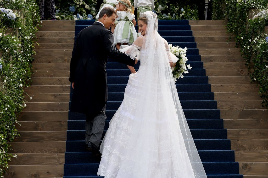 La princesa María Carolina de Liechtenstein, vestida de novia, llegando a la iglesia 