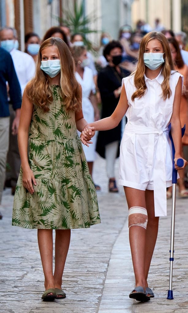 princess leonor gave her sister infanta sofia a helping hand on aug 10