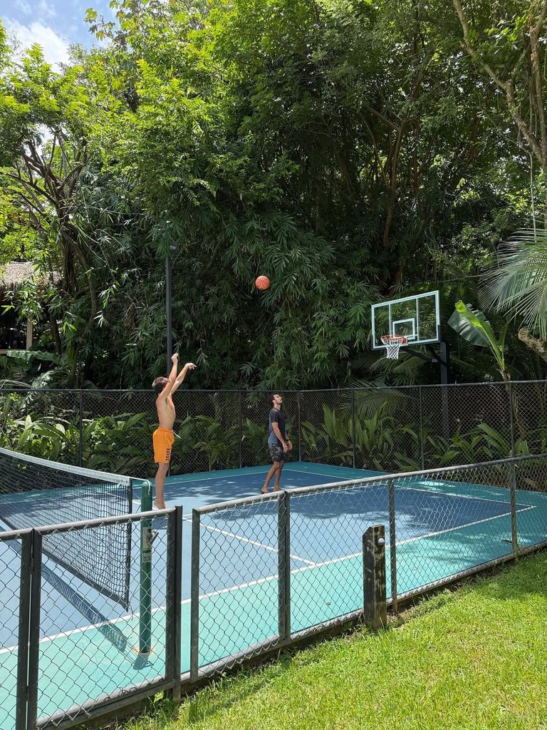 Benjamin, hijo de Gisele Bündchen, jugando al baloncesto
