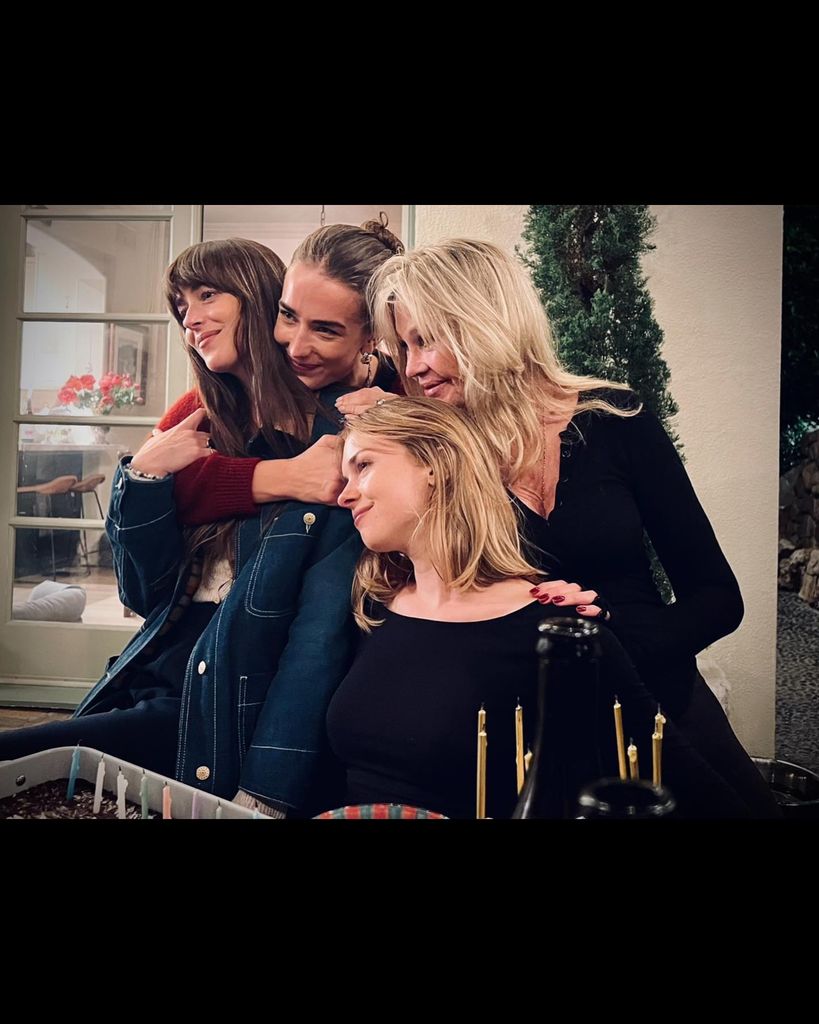 Dakota con su madre y sus dos hermanas, una por parte de padre y la otra, de madre