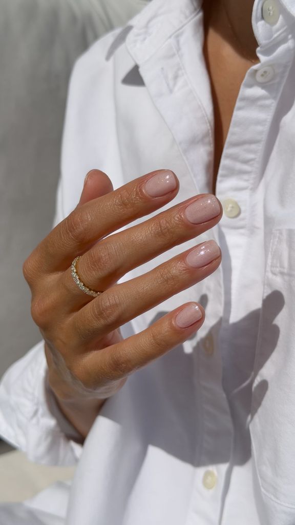 Manicura natural con brillos