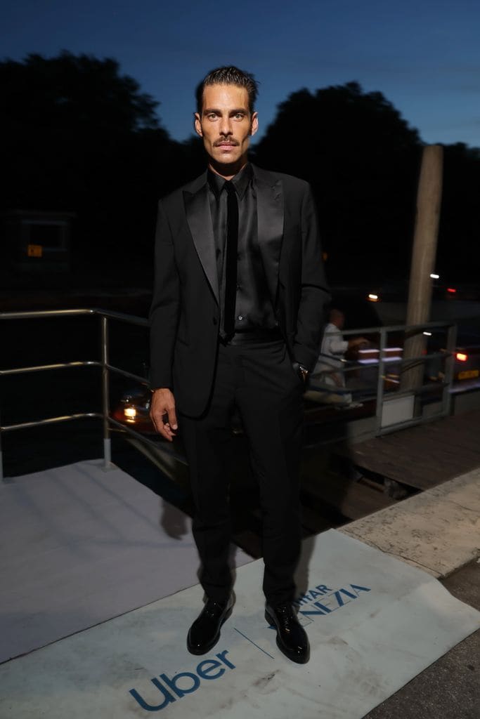  Jon Kortajarena en la gala amfAR en Venecia el 1 de septiembre de 2024