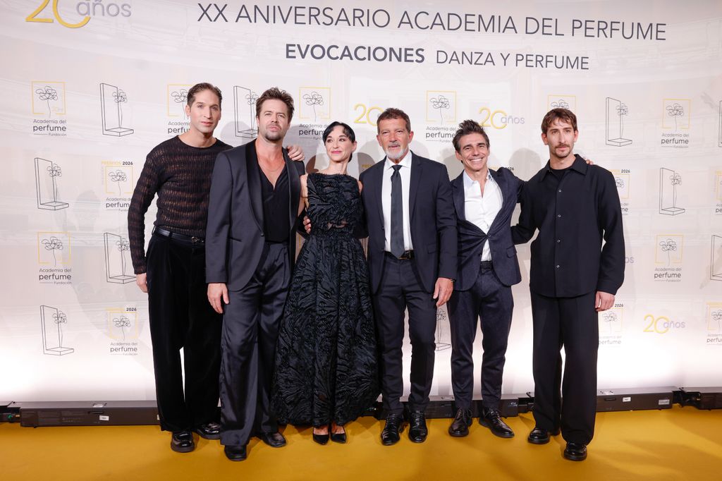 Antonio Banderas con los bailarinas de la gala