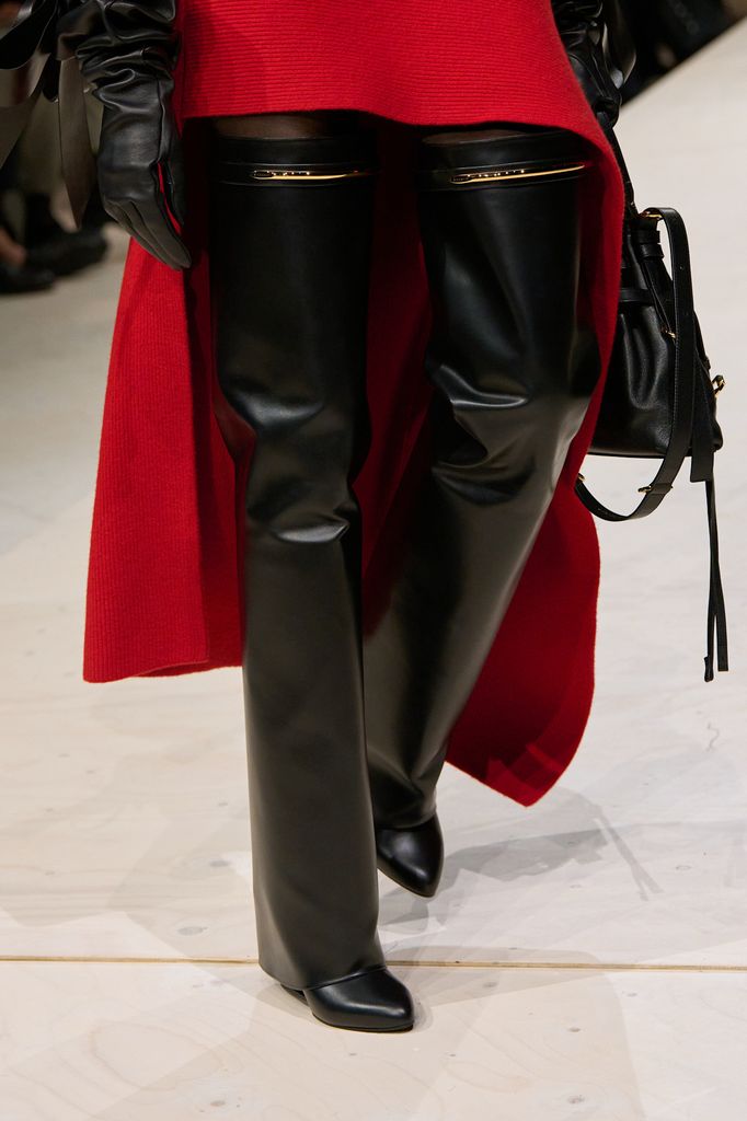 Las Shark Lock Boots, o Knife Boots, que Givenchy lanzó a principios de la década de 2010 se reinventan en su versión thigh high