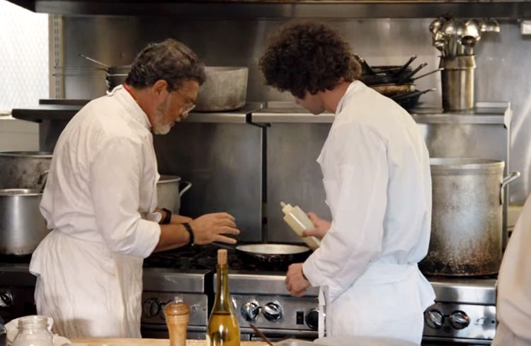 En la película 'Tony' Banderas interpreta a un chef veterano que que actúa como mentor del joven Anthony Bourdain.