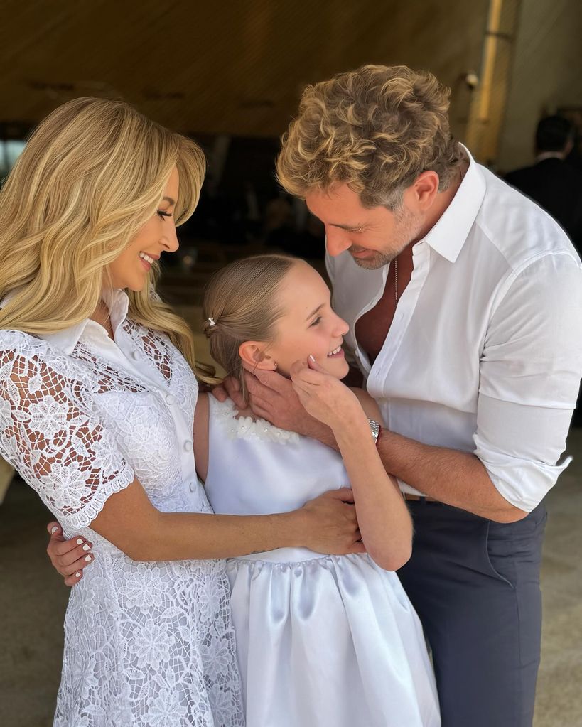 Geraldine Bazán y Gabriel acompañaron a su hija Miranda en su primera comunión. 
