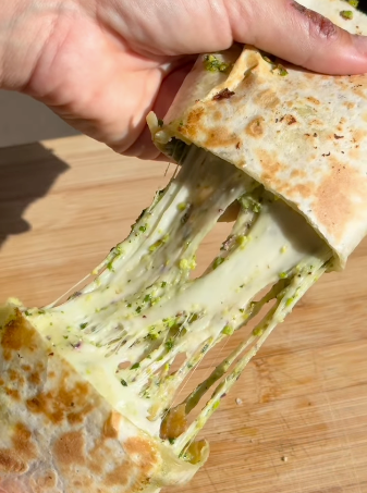 Fajita de pesto con mozzarella y tomate