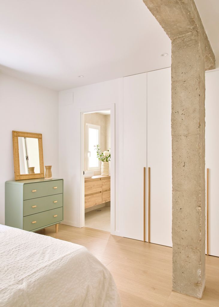 Dormitorio con zona de vestidor y baño integrado