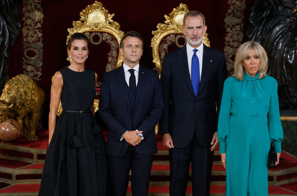 Los Reyes Felipe VI y Letizia posan junto al presidente de Francia, Emmanuel Macron, y su esposa, Brigitte Macron, antes de mantener un encuentro en el Palacio Real de Madrid, en el marco de la cumbre de la OTAN