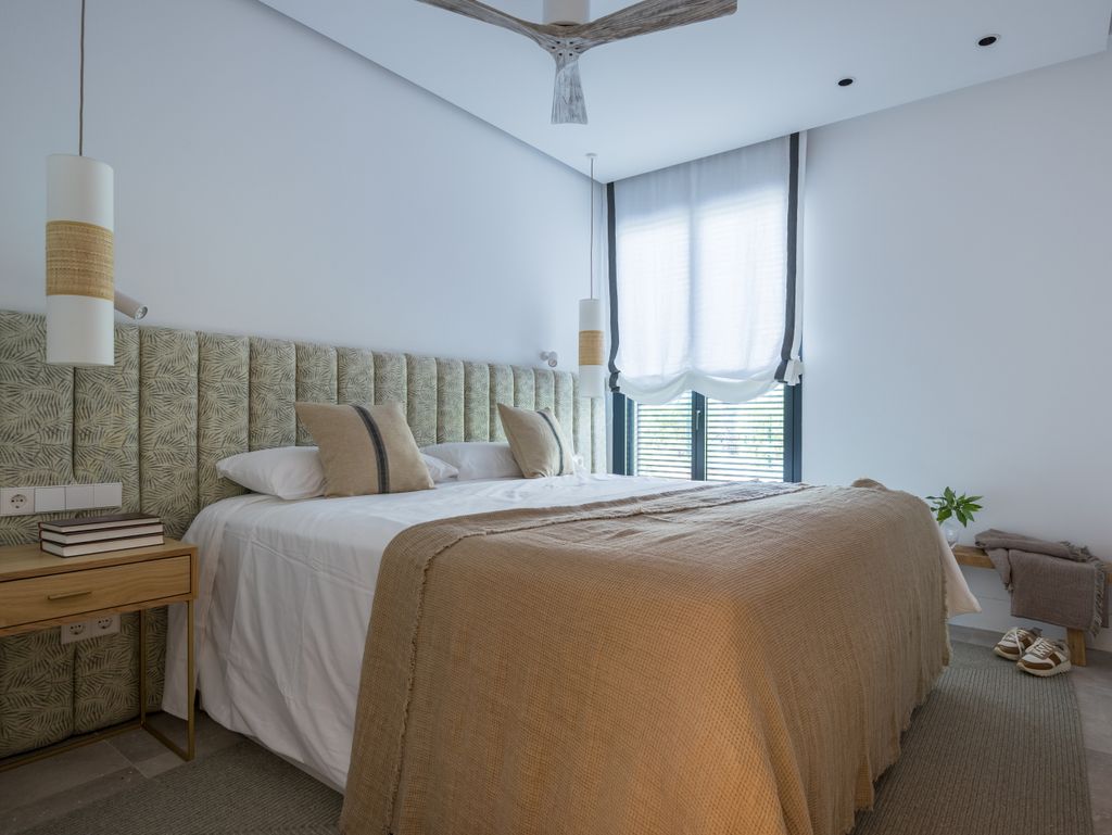 Dormitorio decorado en tonos naturales