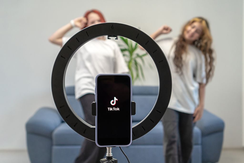 Adolescentes haciendo un vídeo de TikTok