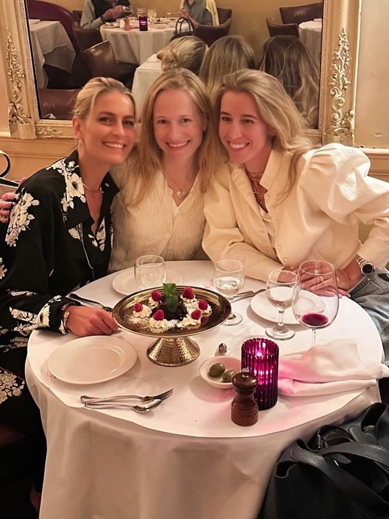 Tatiana y unas amigas festejando su cumpleaños
