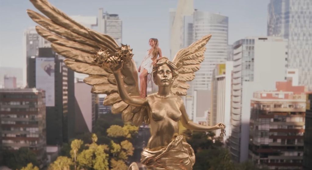Shakira en una animación del Ángel de la Independencia en la Ciudad de México