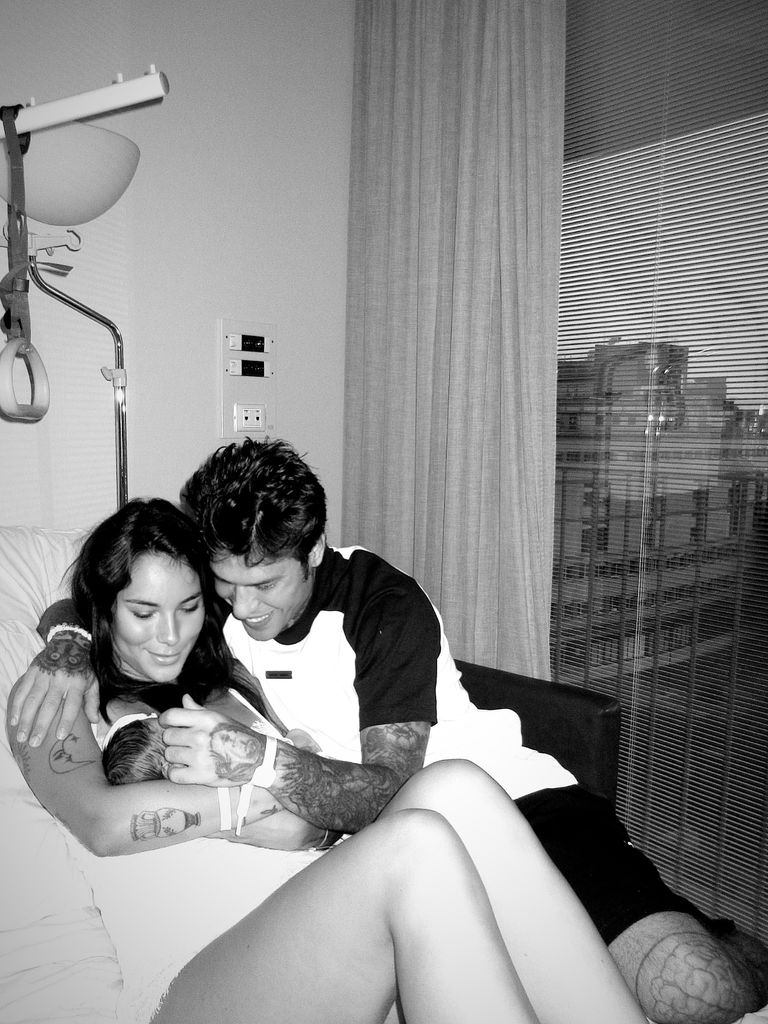Fedez y Giulia contemplan embelesados a su bebé