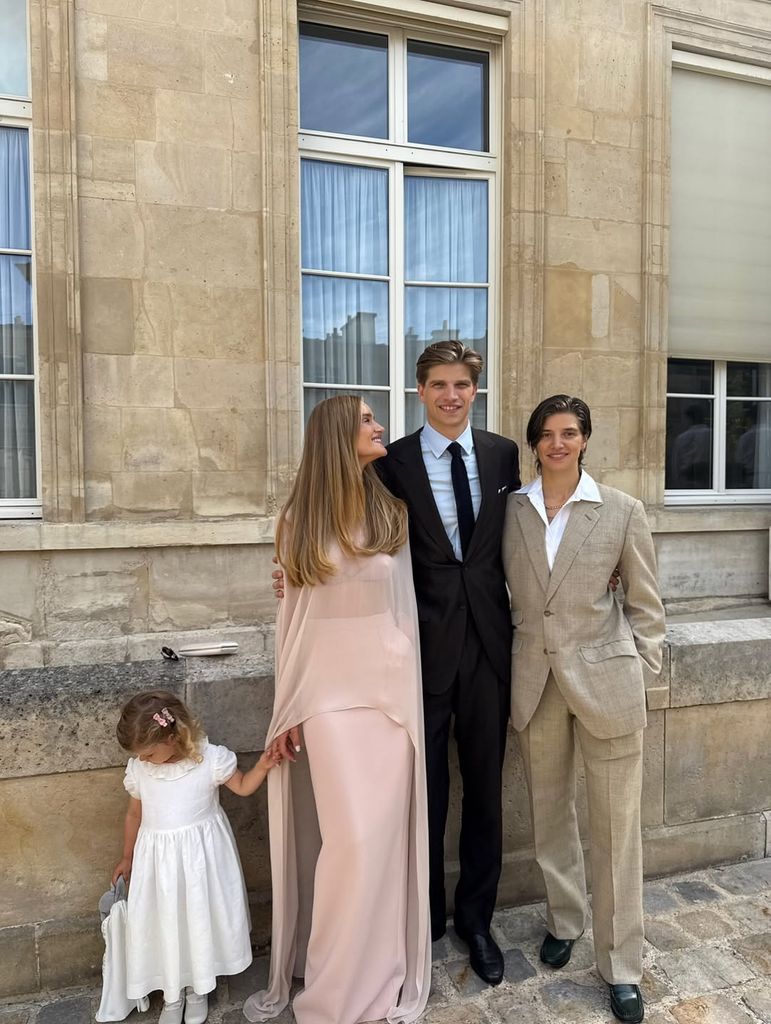 El look de invitada de Rosie Huntington Whiteley en la boda de su hermano ya lo adelantó Mango