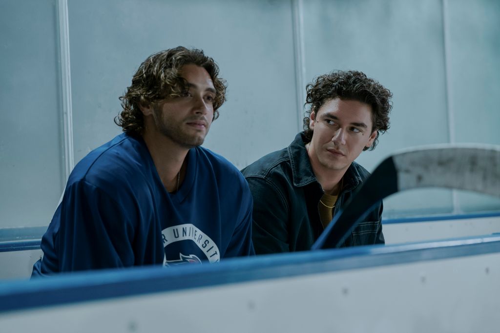 Logan junto a Garrett, dos de las estrellasd del equipo de hockey de la universidad de Briar